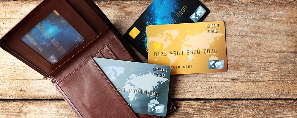 Кредитная карта или дебетовая с разрешённым овердрафтом (иначе говоря, тем же кредитом) часто предлагается банками.