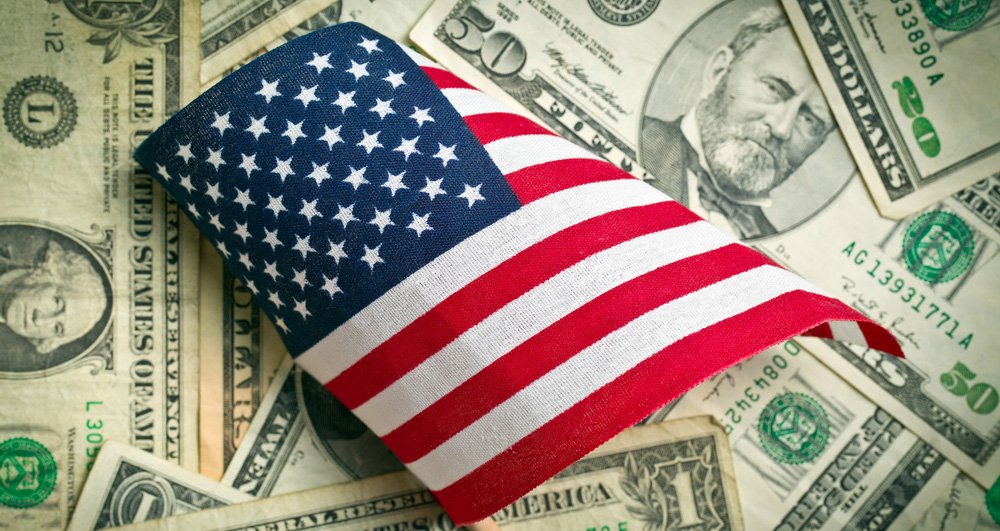 Доллары и американский флаг